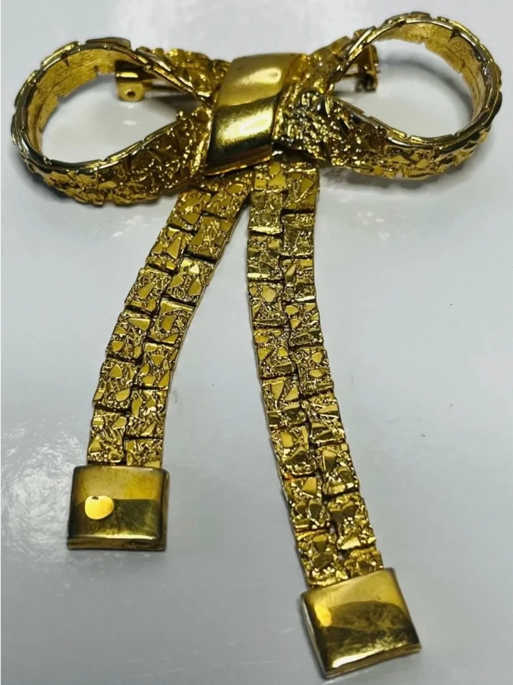 1980 Vintage Bow Ribbon Brooch Pin Gold Tone Nugget Textured Articulated Tail